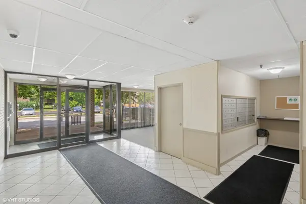 9701 N Dee RD #2I, Niles, IL 60714