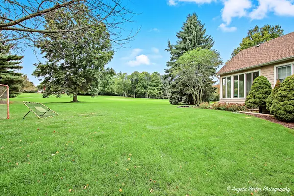 9 Bordeaux CT, Oakwood Hills, IL 60013