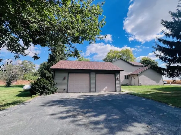 7705 Lakewood RD, Weldon, IL 61882