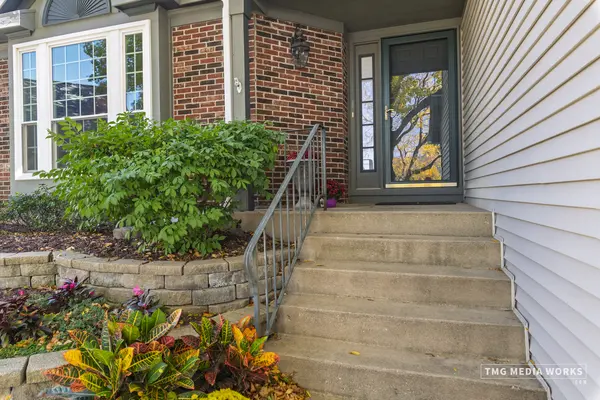 300 Churchill LN, Aurora, IL 60504