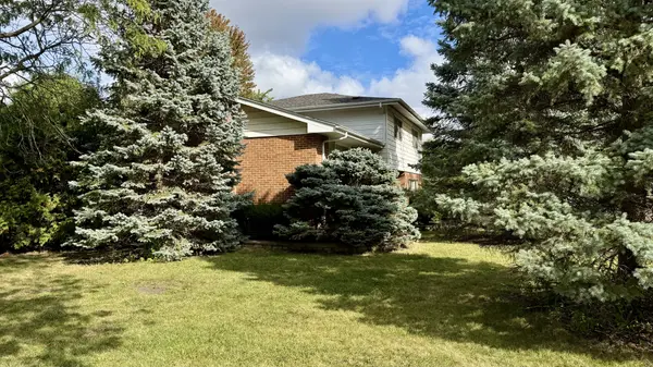 900 E Golfview DR, Mount Prospect, IL 60056