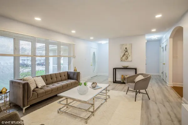 943 Maple LN, Elk Grove Village, IL 60007