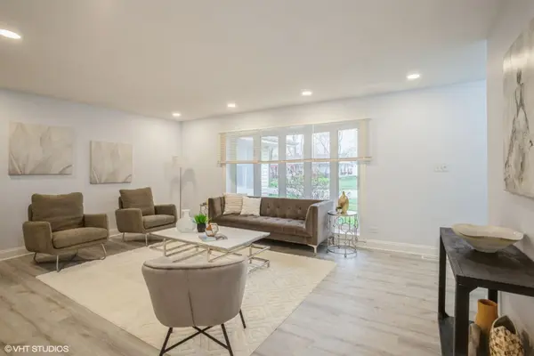 943 Maple LN, Elk Grove Village, IL 60007