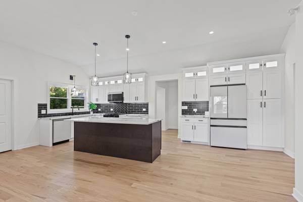1531 Marion ST, Schaumburg, IL 60193