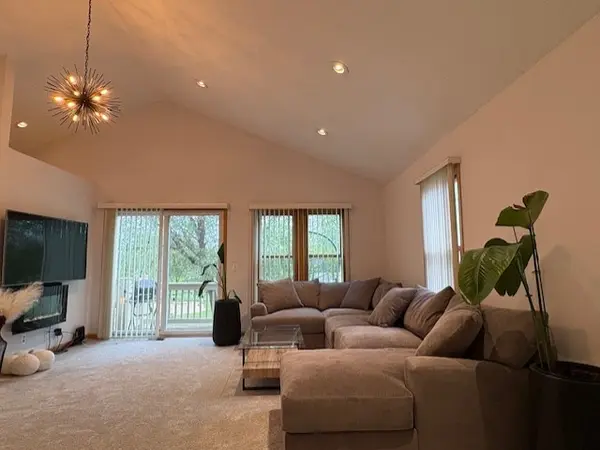 160 Inverness CT #A, Elk Grove Village, IL 60007