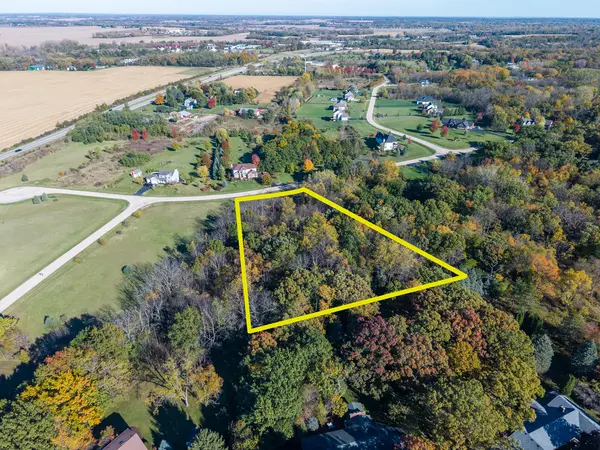 705 Indian Trce, Woodstock, IL 60098