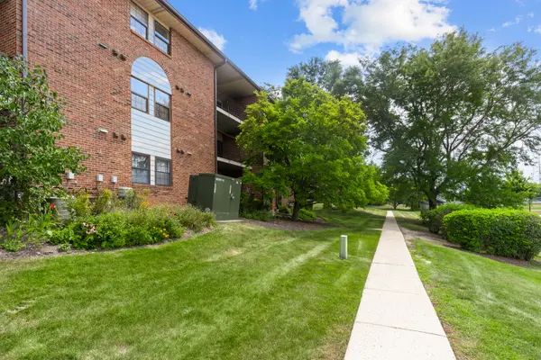 720 WEIDNER RD #302, Buffalo Grove, IL 60089