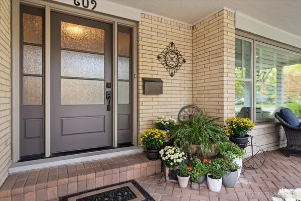 609 Bowling Green CT, Naperville, IL 60563