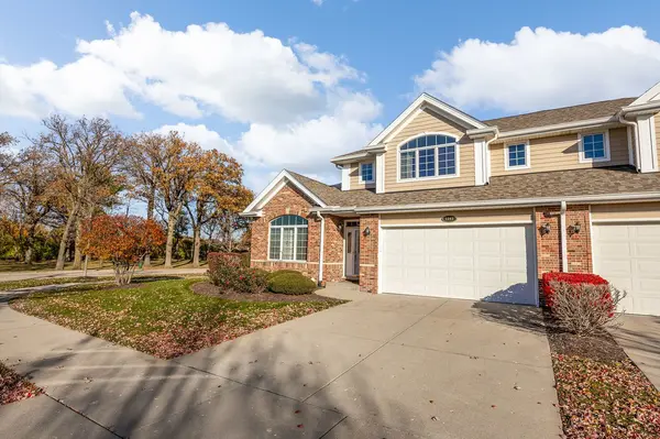 1343 Camelot LN, Lemont, IL 60439