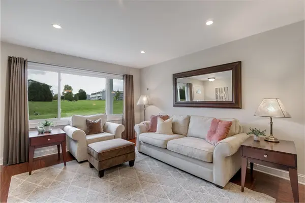 17438 W Walnut LN, Gurnee, IL 60031