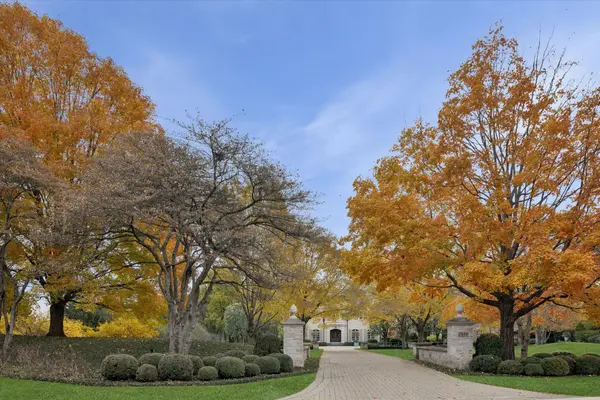 2450 Persimmon DR, St. Charles, IL 60174