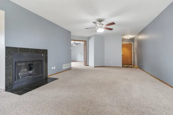 100 White Oak CT #1, Schaumburg, IL 60195