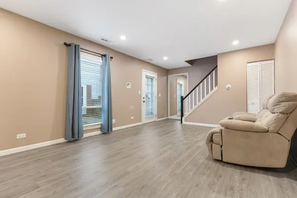 817 Wellington AVE #817, Elk Grove Village, IL 60007
