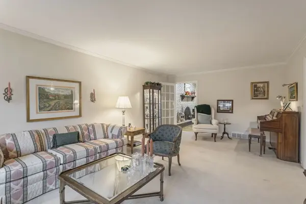 2407 N Hickory LN, Arlington Heights, IL 60004