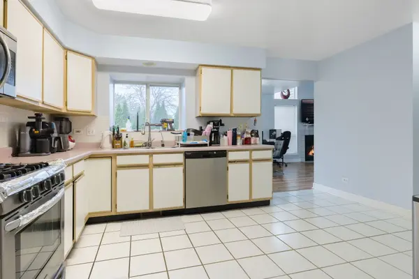 686 Legends DR, Carol Stream, IL 60188