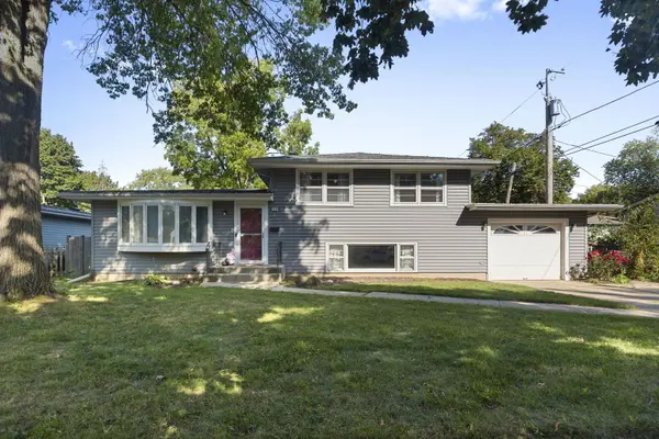 324 Alma TER, Cary, IL 60013