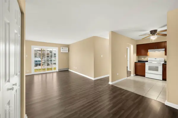 107 W Elk TRL #106, Carol Stream, IL 60188