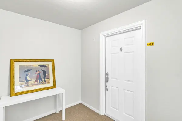 23 Glencoe CT #202-B, Naperville, IL 60565