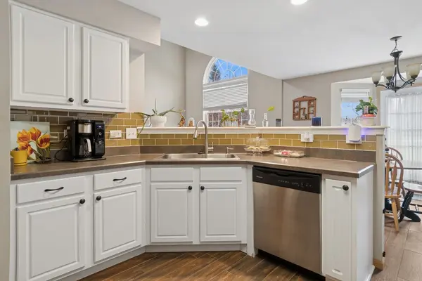 22 Rolling Oaks RD #C, Sugar Grove, IL 60554