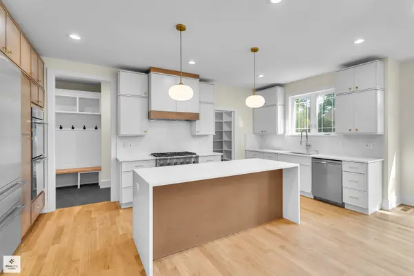 705 Glendale RD, Glenview, IL 60025