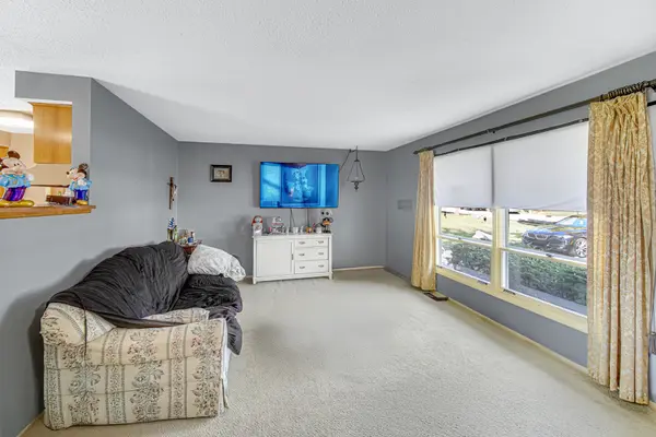 352 Sioux LN, Carol Stream, IL 60188