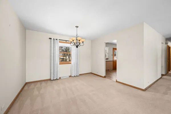 496 Raupp BLVD, Buffalo Grove, IL 60089