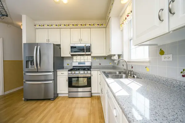 621 W Natalie LN, Addison, IL 60101