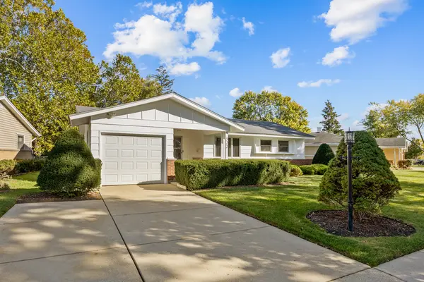 522 Edgewood LN, Elk Grove Village, IL 60007