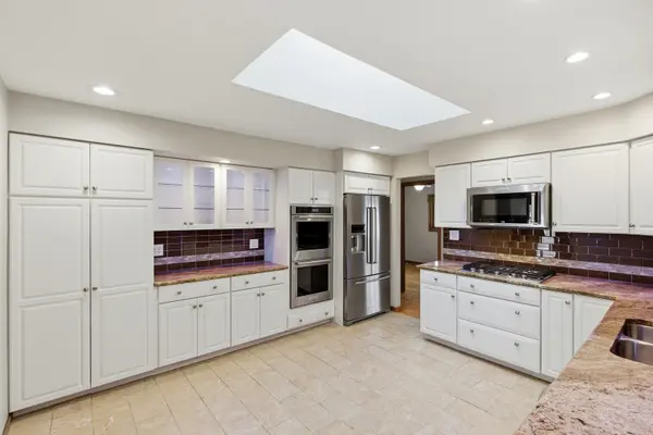581 Victoria LN, Wood Dale, IL 60191