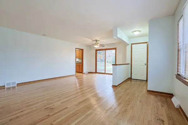 2 N Wisconsin AVE, Addison, IL 60101