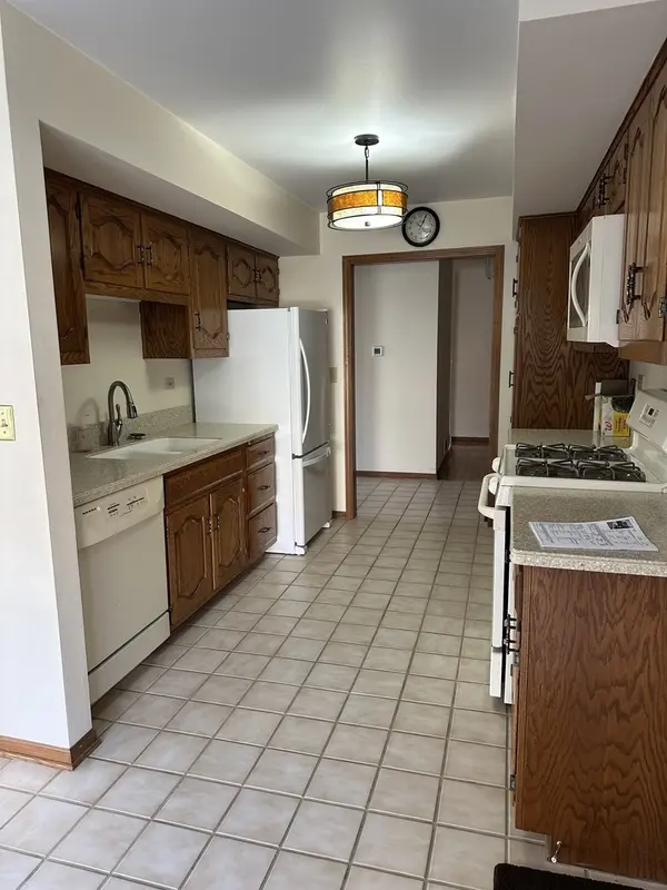 12 Queens CT, Westchester, IL 60154