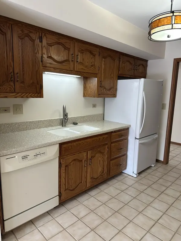12 Queens CT, Westchester, IL 60154