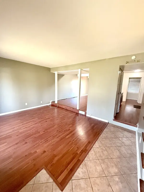 13 Pioneer Park PL, Elgin, IL 60123