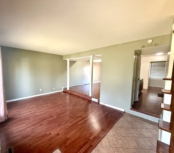 13 Pioneer Park PL, Elgin, IL 60123