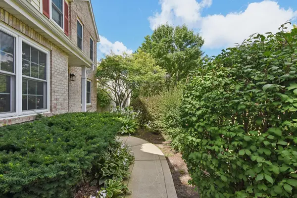 616 Pinehurst DR, North Aurora, IL 60542