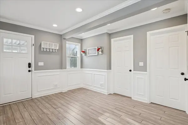 215 Indian TRL, Lake In The Hills, IL 60156