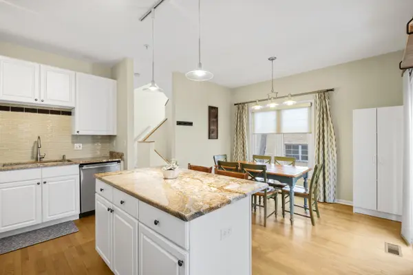 3806 W Devon AVE, Lincolnwood, IL 60712