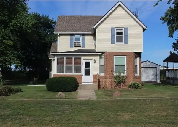 215 Chicago ST, Dewitt, IL 61735
