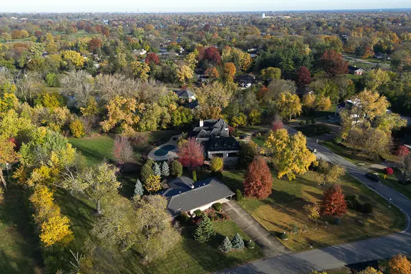 520 Ridgemoor DR, Willowbrook, IL 60527