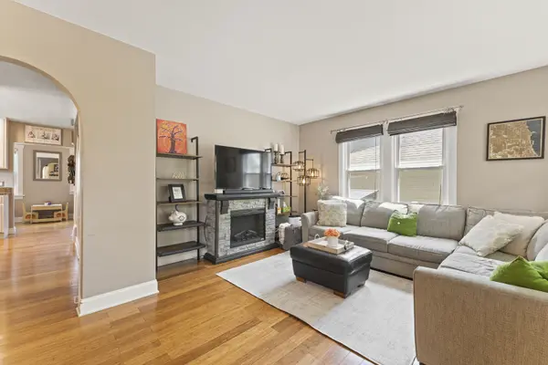107 S Burton PL, Arlington Heights, IL 60005