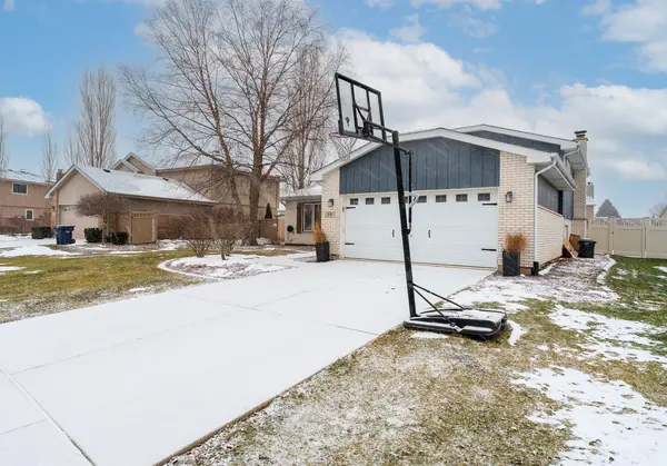 515 Edgewater DR, Minooka, IL 60447