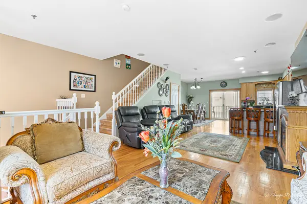 183 N East River RD #F4, Des Plaines, IL 60016