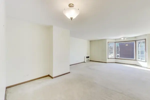 2400 Archbury DR #2E, Park Ridge, IL 60068