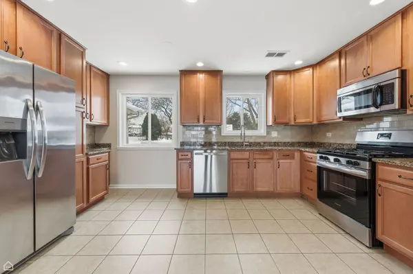 1081 PINEHURST LN, Schaumburg, IL 60193