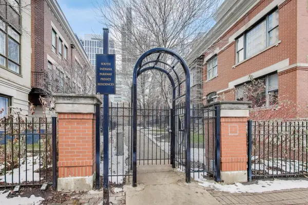 1327 S Indiana Pkwy, Chicago, IL 60605