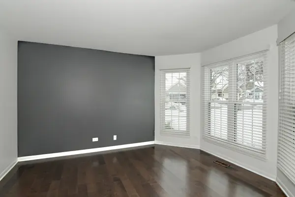 1080 Ridgefield CIR, Carol Stream, IL 60188