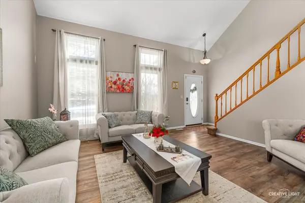 205 Churchill LN, Aurora, IL 60504