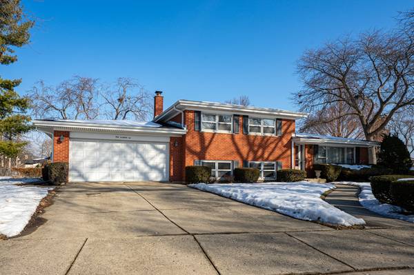 910 E Kimber DR, Arlington Heights, IL 60005