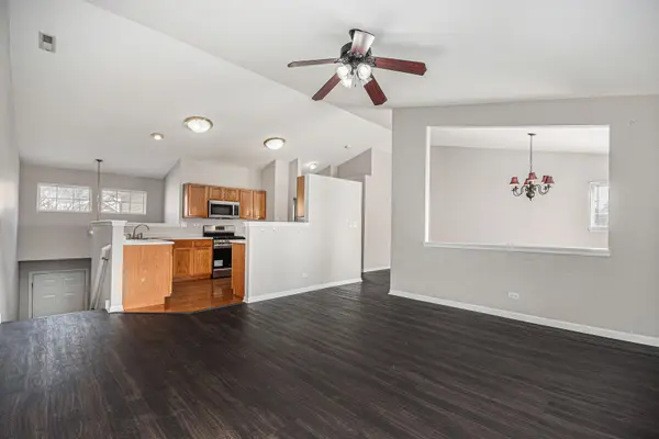 921 Parkhill CIR, Aurora, IL 60502
