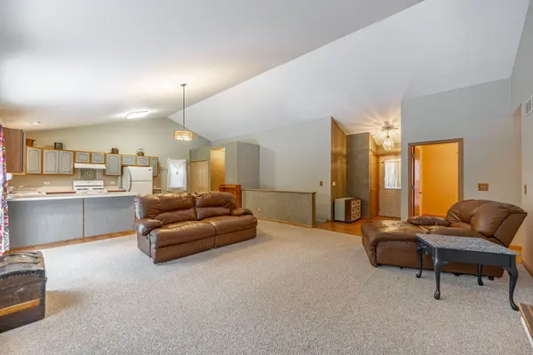 109 Shawnee LN, Harvard, IL 60033